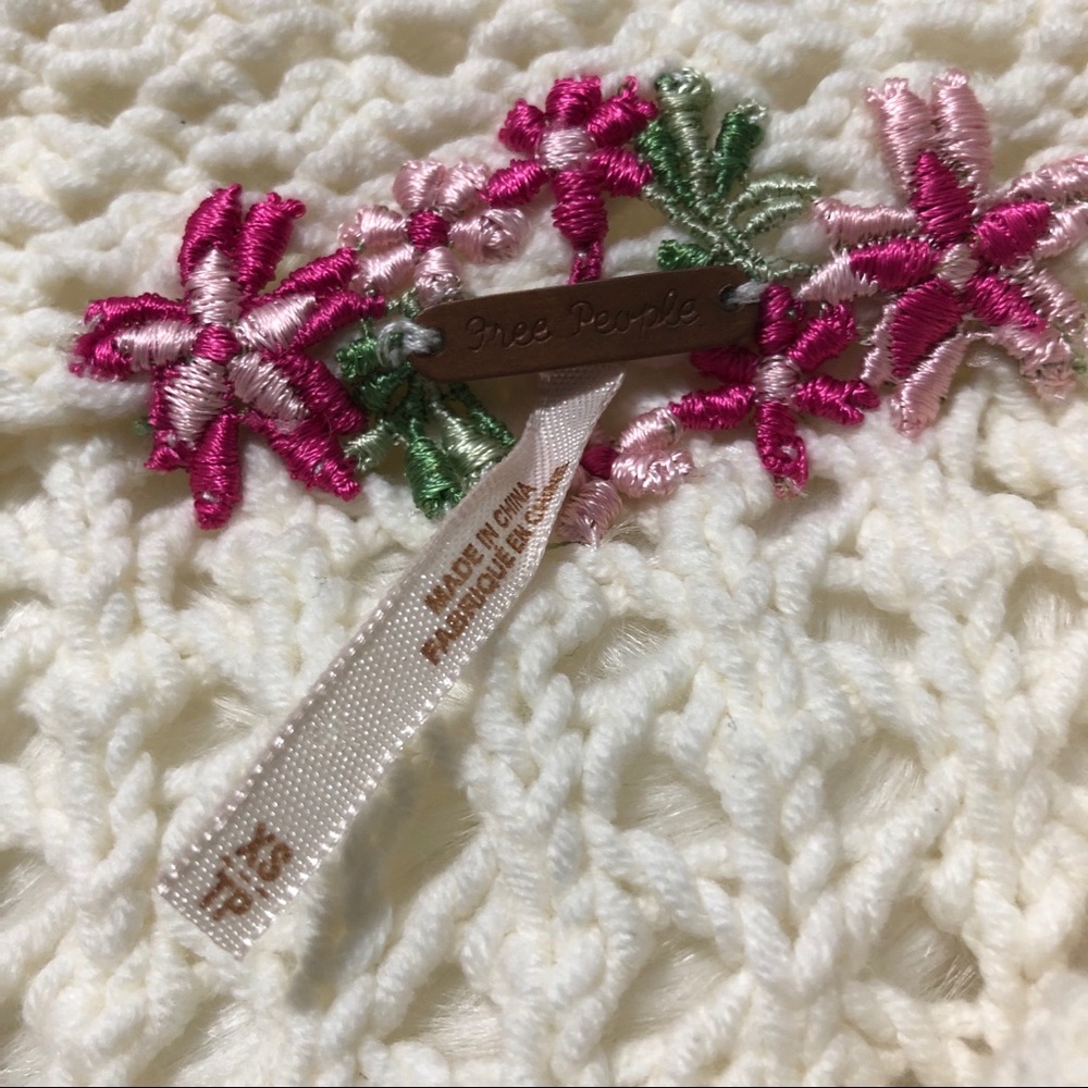 🌻SOLD🌻 Free People cropped crochet floral cardi - Picture 4 of 8